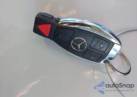 2016 Mercedes-Benz C 300 z USA, uszkodzony, nr VIN 55SWF4JB5GU114277